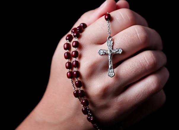 Ogni mattina Media radio Acstellna trasmette il santo rosario della durata di mezz’ora